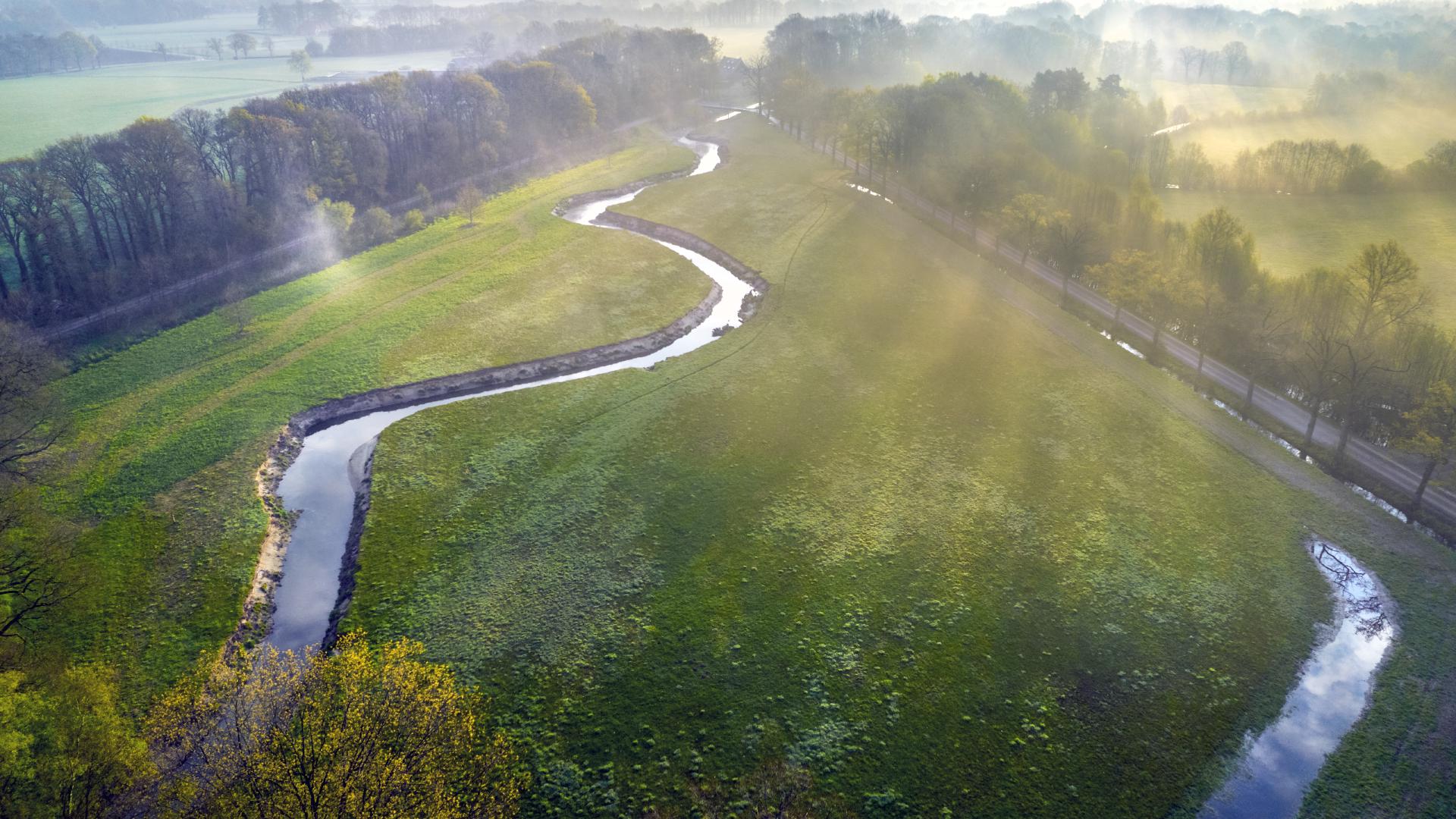 drone foto van de meanderende buurser beek