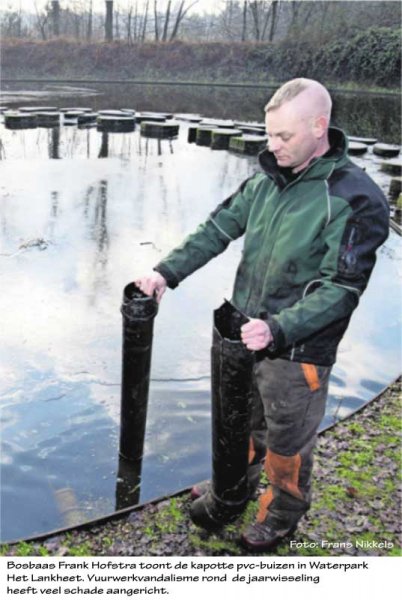 foto vuurwerkvandalisme: bosbaas Frank Hofstra toont de kapotte pvc-buizen in Waterpark Het Lankheet. Vuurwerkvandalisme rond de jaarwisseling heeft veel schade aangericht.